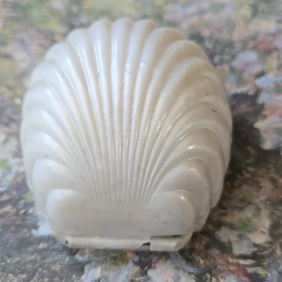 Vintage Plastic Clam Shell Ring Box - Picture 6 of 10